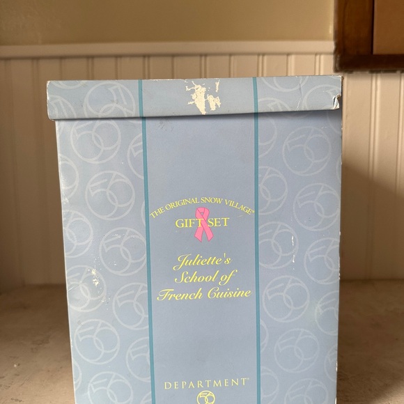Dept 56 Snow Village JULIETTE'S SCHOOL OF FRENCH CUISINE New Retired Gift Set - Picture 14 of 14